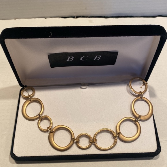 NIB Approximately 16” Goldtone Link Necklace in Black Velvet Gift Box - Picture 4 of 5